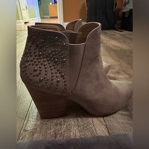 Ankle boots. I’m really good condition.